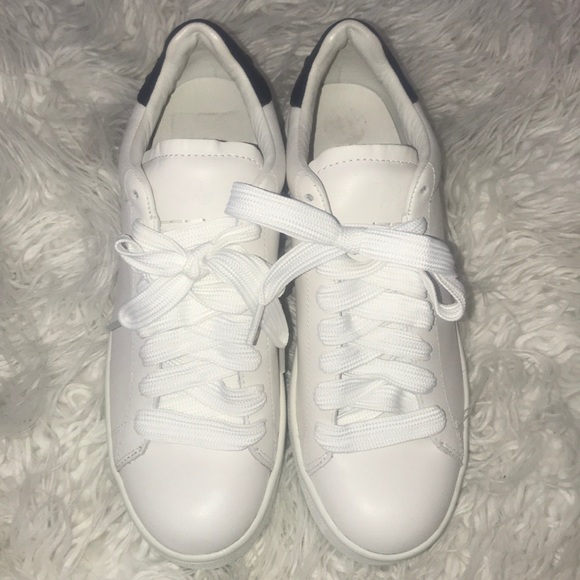 Coach Shoes - 🔥Coach  low top Sneaker.🔥🔥🔥🔥🔥